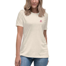 Carica l&#39;immagine nel visualizzatore di Gallery, Indigo Ape &#39;pink&#39; Women&#39;s Relaxed T-Shirt
